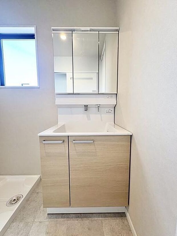 2階のLDKに隣接した洗面所は、洗濯機置場も備えた効率のよい家事動線。まとめてこなせる設計が毎日を助けます。