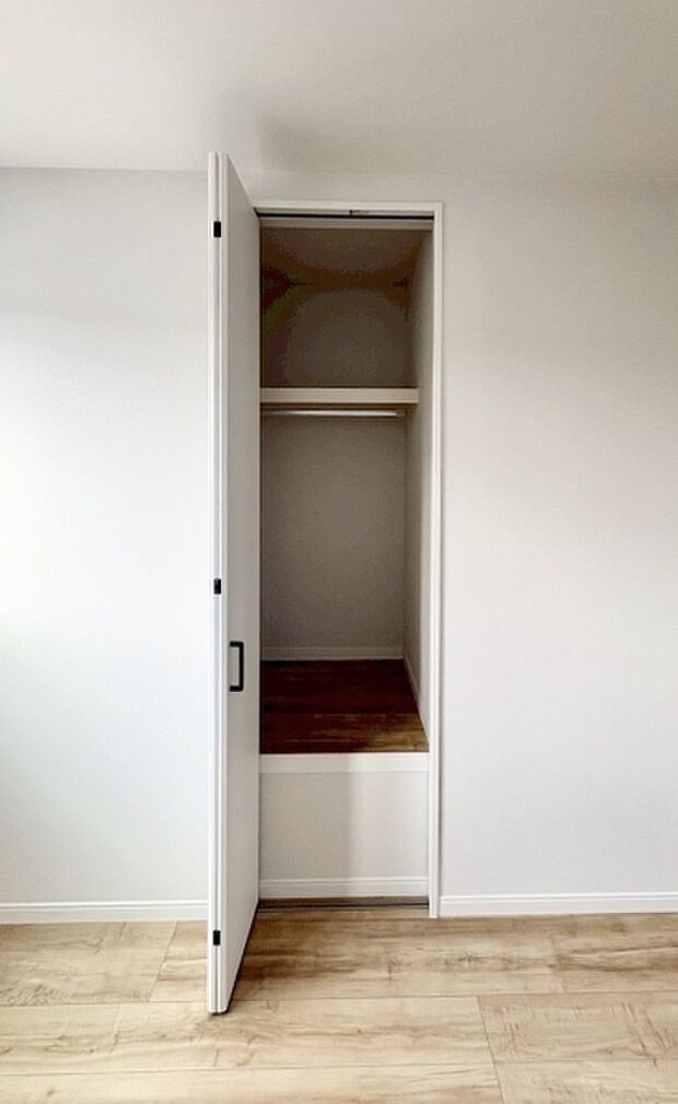 扉付きのクローゼットで部屋の見た目もすっきり。来客時も慌てず対応できる、賢い収納設計です。