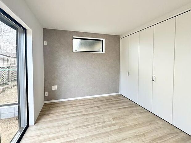 1階洋室約7.12帖。3方向からの光が明るいお部屋。庭に面し、窓を開ければ心地よい風が通り抜けます。