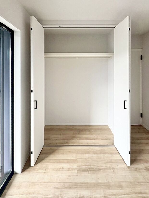 クローゼットが各部屋にあり、家族それぞれのスペースを確保。プライバシーを保ちながら暮らせます。