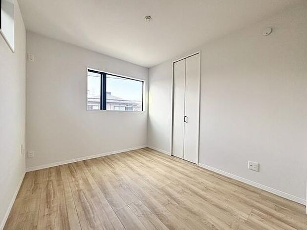 約5.25帖のリビング横の洋室。家族の気配を感じられ、安心できる距離感が子育て世帯に嬉しい設計です。