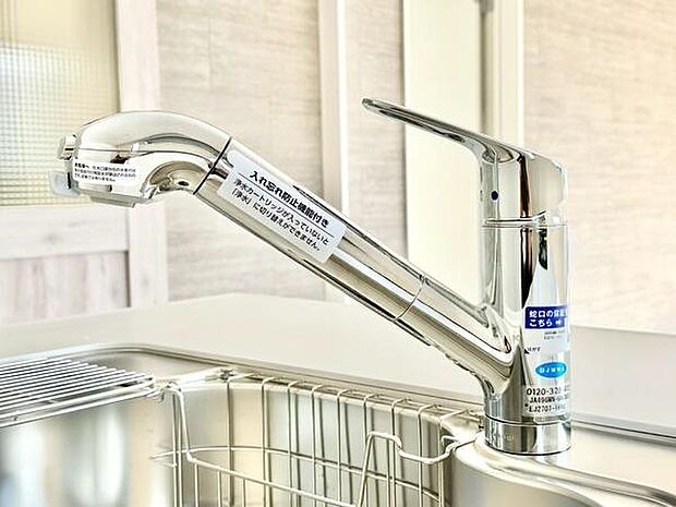 キッチンの水栓は清潔感のあるデザインで使い勝手の良さが感じられます。シンク周りもすっきりとしており手入れもしやすそうです。シンプルな佇まいが空間に調和しています。細部までこだわりがうかがえる仕様です。