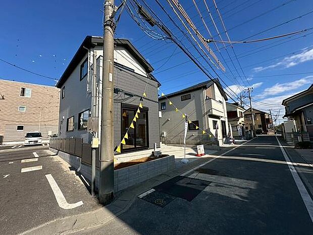 角地に位置し開放感のある現地写真です。前面道路が広く車の出入りもしやすい環境です。日当たりも良好で周辺は落ち着いた住宅街です。清潔感のある街並みが印象的です。