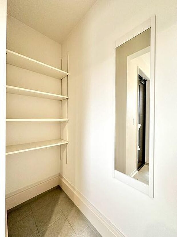 広いSICに全身鏡を備え、靴や小物の収納と身だしなみチェックを一度に行える便利なスペースです。