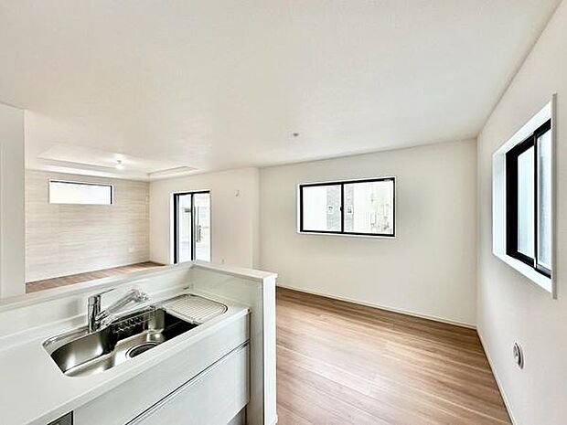 【19.3帖LDK】明るさが広がる二面採光のリビングです。開放感のあるレイアウトで空間にゆとりを感じられます。窓付きで採光・換気にも配慮されています。