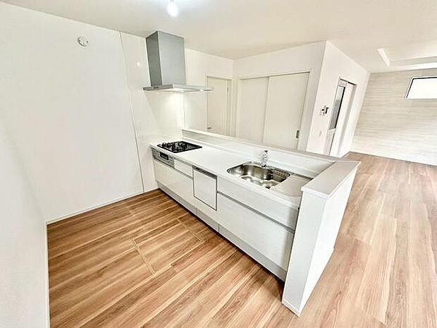 白を基調としたシンプルなキッチンが空間を明るく引き立てます。床材とのコントラストが魅力的です。カウンター付きで作業スペースもしっかり確保されています。スッキリとしたデザインで日々のお手入れも簡単です。