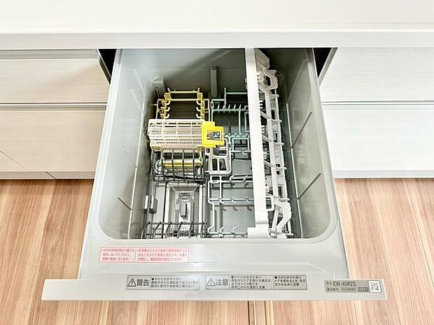 キッチンにビルトインタイプの食器洗浄機が設置されています。使い勝手を考えた設計で日々の家事が快適に進められます。収納スペースが充実しており整理整頓もしやすい仕様です。
