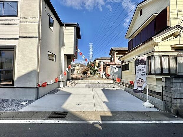 広々とした駐車スペースが確保されています。敷地内に設けられた駐車場は車の出し入れもスムーズです。コンクリート仕上げで清潔感があります。非常に使いやすい配置となっています。来客用の駐車にも活用できます。
