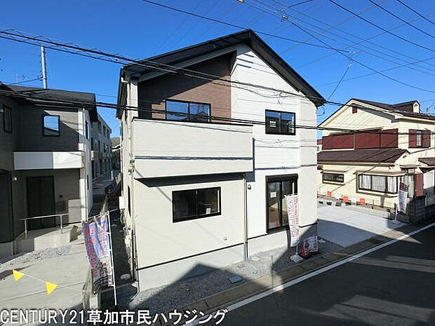 広い前面道路に面した開放的な立地で、土地38坪以上のゆとりある敷地が魅力です。