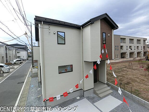 両面道路に接するため開放感があり、陽光が家全体に届きやすい設計です。