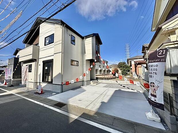 並列駐車2台可能で、道路に面しているため車の出し入れや移動がスムーズ。毎日の通勤や買い物にも便利です。