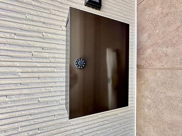 外から取り出しやすい位置に設置されたポストです。しっかりとした作りで中身を安心して保管できます。扉の開閉もスムーズで使いやすい設計となっています。シンプルなデザインが外観に調和しています。