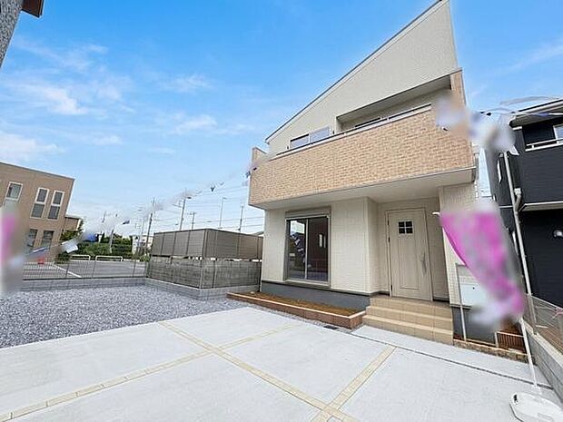 白とブラウンのコントラストが美しい外観。落ち着きと温かみを兼ね備えた、上品な印象の住まいです。