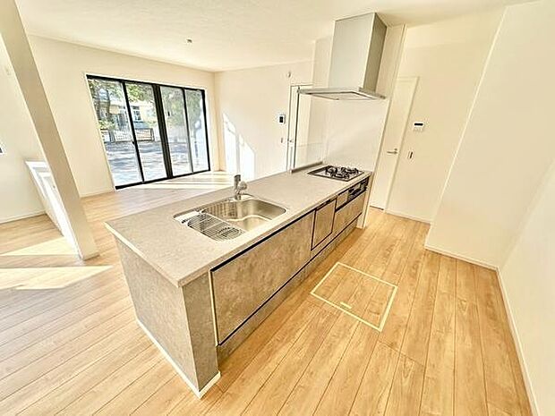 大きな窓から光が差し込む明るいキッチンです。広々としたカウンターで使い勝手も良好です。シンプルなデザインが空間を引き立てます。開放感があり毎日の家事もスムーズに進みます。収納スペースも充実しています。