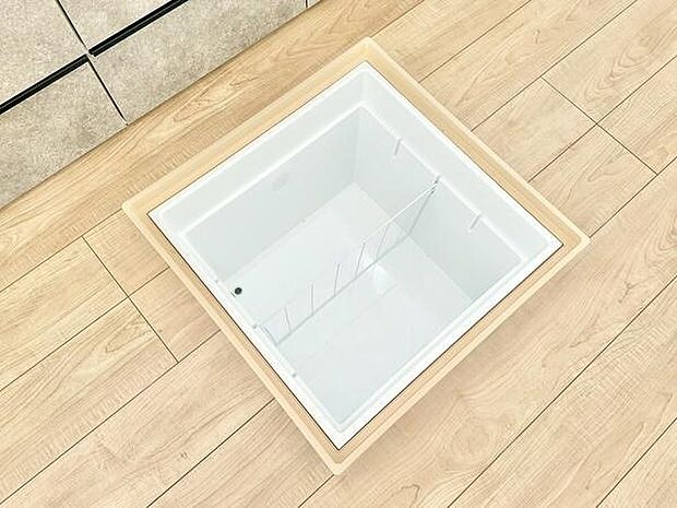 キッチンに床下収納スペースが設けられています。収納力のある設計が特徴的です。キッチン周辺のすっきりとした印象を保てます。使い勝手の良さが感じられる仕様です。