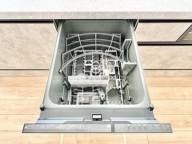 キッチンにビルトインタイプの食器洗浄機が設置されています。使いやすい高さで毎日の洗い物が効率的に行えます。収納スペースも広く多くの食器に対応できます。ステンレス調のデザインが空間に調和しています。