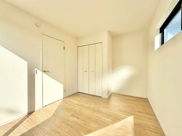 【5.4帖洋室】シンプルな内装と明るい日差しが印象的な寝室です。床材の色合いが落ち着いた雰囲気を演出します。クローゼットが備わっており収納も便利です。窓からの自然光が室内を明るく保ちます。