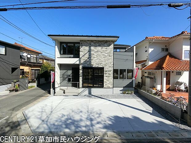 広々とした駐車スペースがあり車の出し入れがしやすい設計です。フラットな敷地で複数台の駐車も可能です。道路からのアプローチもスムーズで利便性の高い駐車場です。