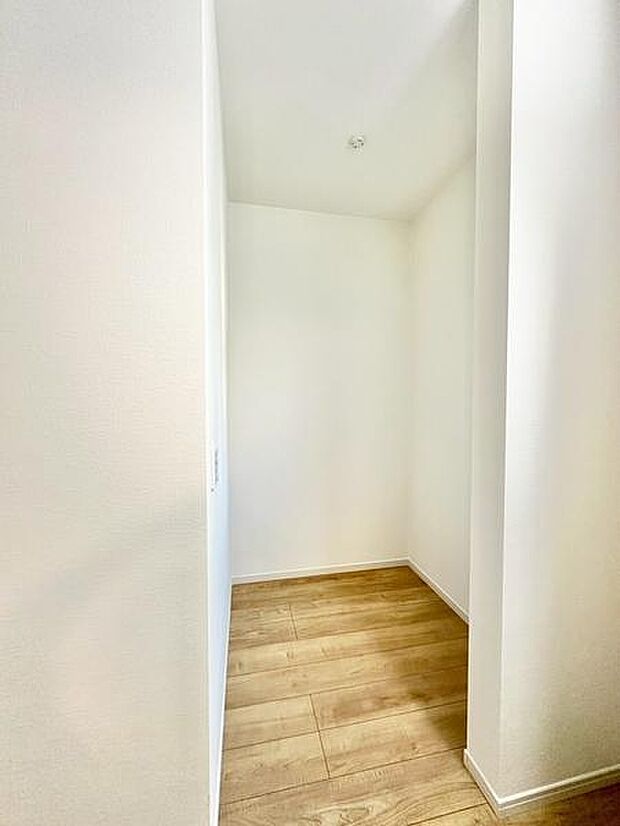明るいフローリングと白い壁が印象的な空間です。シンプルなデザインで無駄がありません。日差しが入りやすい設計です。幅のあるスペースで使いやすさが感じられます。収納やちょっとした用途にも便利です。