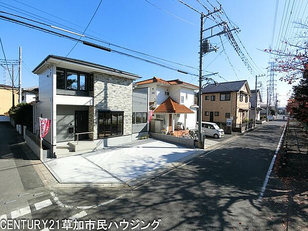 開放感のある角地に位置し日当たりの良い立地です。周囲には住宅が並び落ち着いた街並みが広がっています。駐車スペースもゆとりがあり車の出し入れもスムーズにできます。道路幅が広く交通の利便性も期待できます。