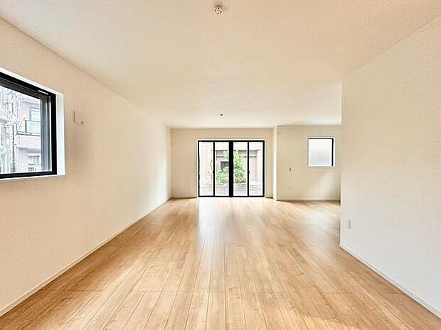 【23.2帖】窓からの光が室内全体に広がり開放的な空間が印象的です。床材の色合いが明るく清潔感があります。壁や天井の仕上げがすっきりしていて落ち着いた雰囲気です。