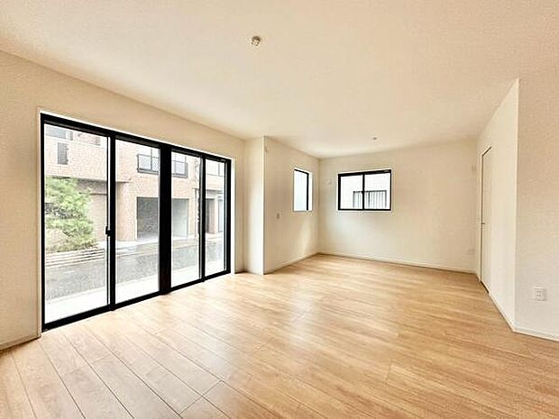 【23.2帖】リビングには床暖房を完備。足元から温まる快適な空間で、寒い季節も家族みんなでくつろげます。