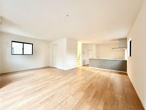 【23.2帖】リビングに隣接したウォークインクローゼットを完備。季節物の衣類や日用品もすっきり収納でき、生活動線もスムーズです。キッチンとの繋がりがスムーズな間取りです。