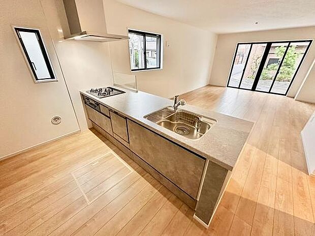 開放感のあるキッチンが特徴です。窓からの採光で室内が明るい印象です。作業スペースも確保されています。リビングと一体感のあるレイアウトです。使いやすさが考慮されています。