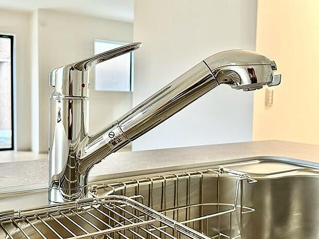 シンプルで使いやすいデザインのキッチン水栓です。ステンレスの輝きが清潔感を演出しています。シンクが広々としていてお手入れも簡単に行えます。キッチンスペース全体が明るく感じられます。