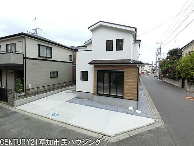 角地に建つ住まいで開放感のある立地が特長です。大きな窓から光が差し込む設計です。駐車スペースも広く車の出入りがしやすい配置です。