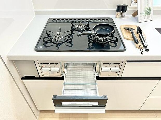 3口ガスコンロで同時調理可能。メイン料理2品を手前のコンロで調理しながら、奥の小バーナーで汁ものを調理するなど、複数の調理を一度に行うことができます。