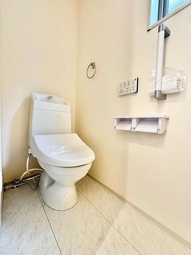 トイレには手すりを設置し、安全性と使いやすさに配慮。トイレットペーパーホルダーは2連タイプを採用しており、交換の手間を減らし、毎日快適にお使いいただけます。