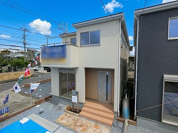 南道路に面した陽当たり良好な住まい。全居室に収納を備え、お部屋をすっきりと使える快適な間取りです。。小学校まで徒歩6分で、お子様の通学にも安心の住環境です。