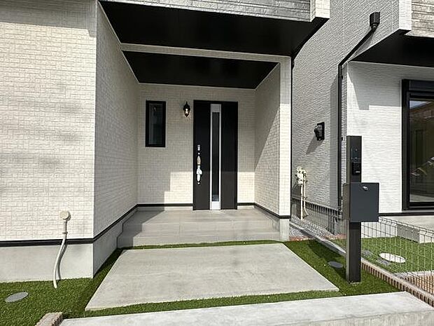 直線的なアプローチがすっきりとした雰囲気を演出しています玄関ポーチは広く雨の日の出入りもスムーズです。