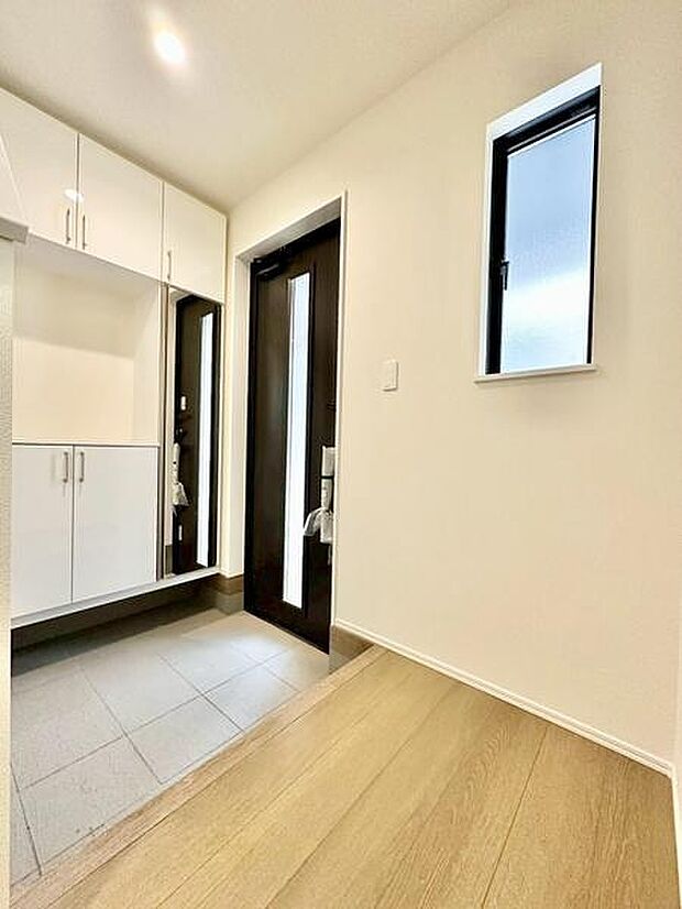 明るい採光が特徴の玄関スペースです。収納も充実しておりすっきりとした印象を与えます。白を基調とした清潔感あふれる内装です。段差が低めで使いやすいデザインとなっています。