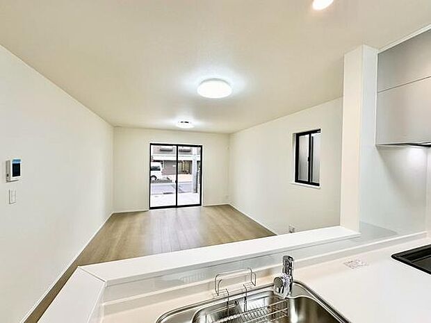 【15帖】対面キッチンからリビングを見渡せるので、料理をしながら家族の様子をチェックできます。会話も自然に弾む快適な空間です。