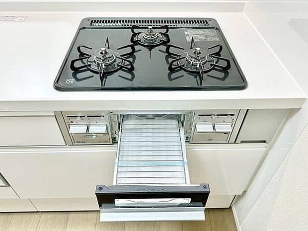 三口コンロで効率よく調理ができます。グリル付きなのでさまざまなメニューに対応可能です。ホワイトを基調とした清潔感あるキッチンです。操作パネルも見やすく使いやすいデザインです。