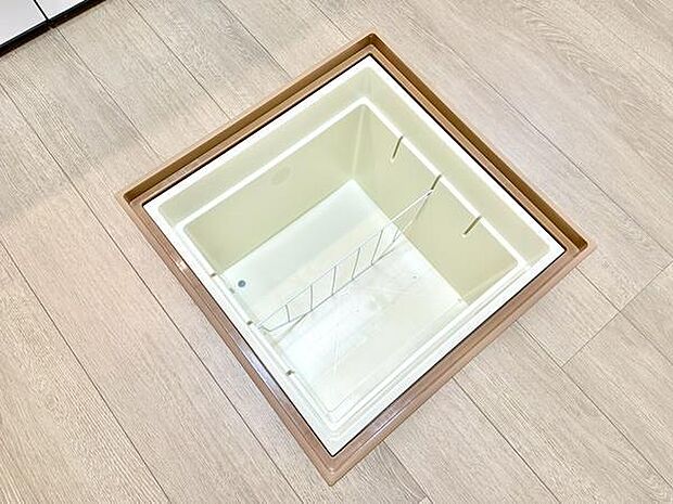 床下収納が備わっているため収納スペースを有効に活用できます。キッチンまわりがすっきりと整います。スペースにゆとりが生まれ室内が広く感じられます。シンプルなデザインでお手入れしやすい仕様です。