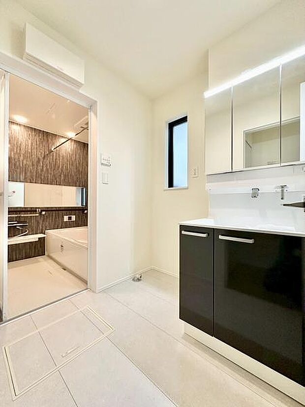 洗面所は明るく清潔感のある空間です。収納力のある洗面台が設置され日常の使い勝手にも配慮されています。浴室への動線もスムーズで忙しい朝にも役立ちます。スタイリッシュなデザインが印象的です。