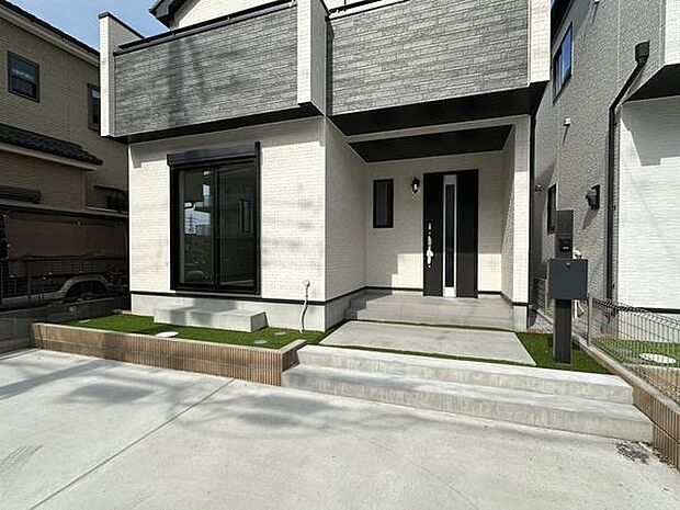 駐車並列2台可能な広々としたスペース有り。住宅性能評価書ダブル取得の暮らしやすさに配慮したお住まいです。