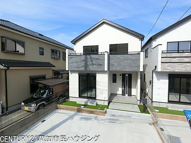 全2棟の戸建ては、草加駅徒歩21分の閑静なエリアに立地。小学校までの徒歩12分なのでお子さまの通学も安心です。