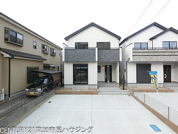 シンプルでスマートな外観が印象的です。ウッドデッキ調のバルコニーがアクセントになっています。花壇もあるので、季節の花やグリーンを楽しみながら、のんびりとしたおうち時間を過ごせます。