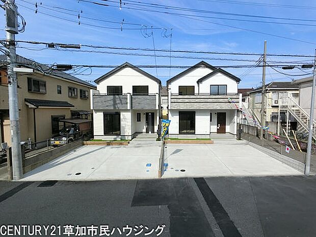 前面道路がしっかりと整備されておりお車の出し入れもスムーズに行えます。都市ガス・本下水で生活インフラが整った住環境です。