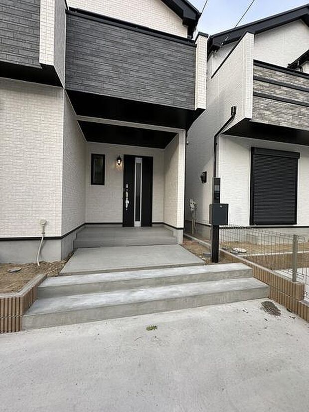 直線的なアプローチがすっきりとした雰囲気を演出しています玄関ポーチは広く雨の日の出入りもスムーズです。