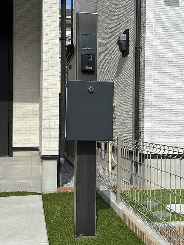シンプルなデザインの門柱が玄関まわりに調和しています。ポストやインターホンも一体型ですっきりとした印象です。ブラックカラーが建物の外観にもよくなじみます。無駄のないフォルムが魅力です。