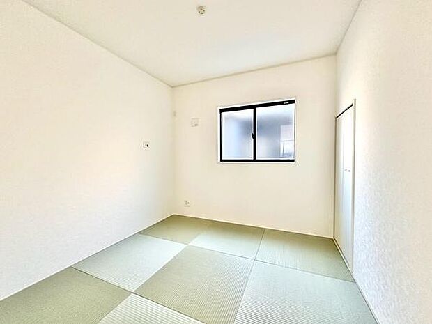 【約4.5帖】正方形の畳が美しい、シンプルで清潔感のある和室です。窓から光が差し込み、明るく開放的な印象。収納スペースも備えられており、使い勝手にも配慮されています。落ち着いた雰囲気が魅力の一室です。
