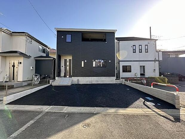 シックな黒い外観が印象的。落ち着きのあるデザインは、街並みにも映える洗練された住まいです。