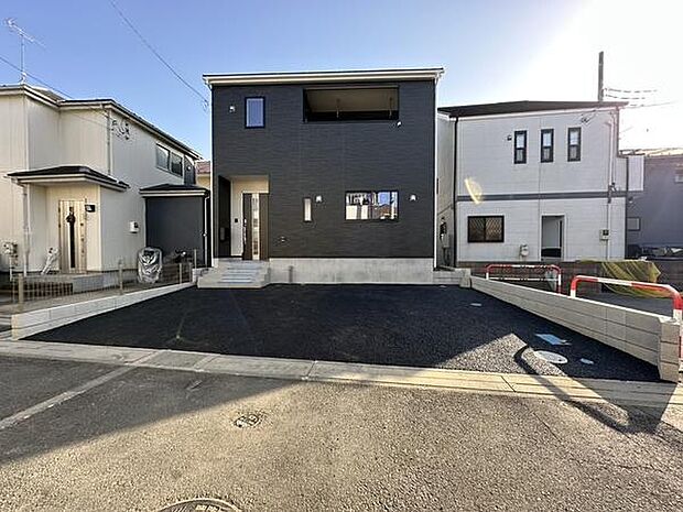 家の前に駐車スペース2台分を確保。シンプルな外観で飽きのこないデザイン、毎日の暮らしも快適です。