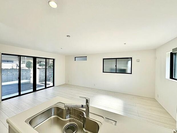 【約20帖】白基調のリビングは清潔感と明るさが魅力。キッチンからも視界が良好でさまざまなレイアウトに対応可能です。