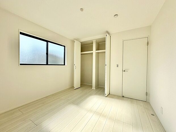 【約6.26帖】明るい色合いの床が空間を広く感じさせます。シンプルな内装でさまざまな家具と調和します。クローゼットも備わっており収納面での配慮があります。採光性に優れた窓も特徴的です。